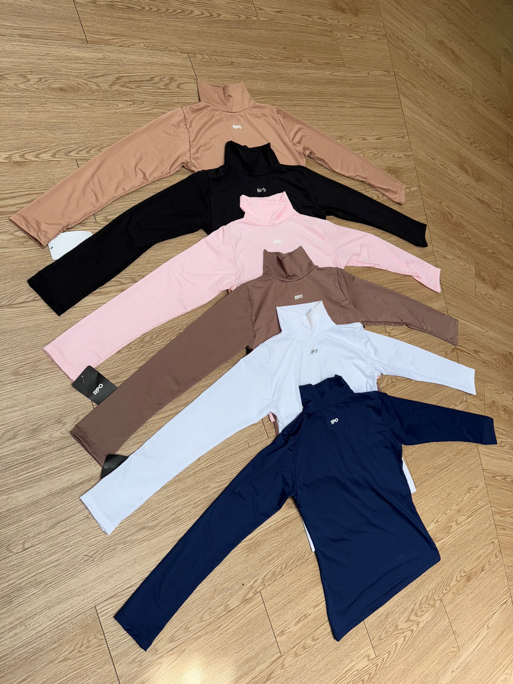 Buzo cuello tortuga largo