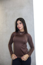 Buzo cuello tortuga largo