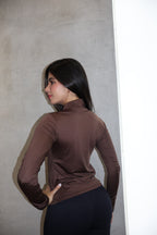 Buzo cuello tortuga largo