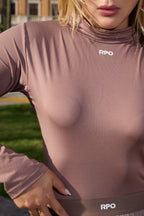 Buzo cuello tortuga largo